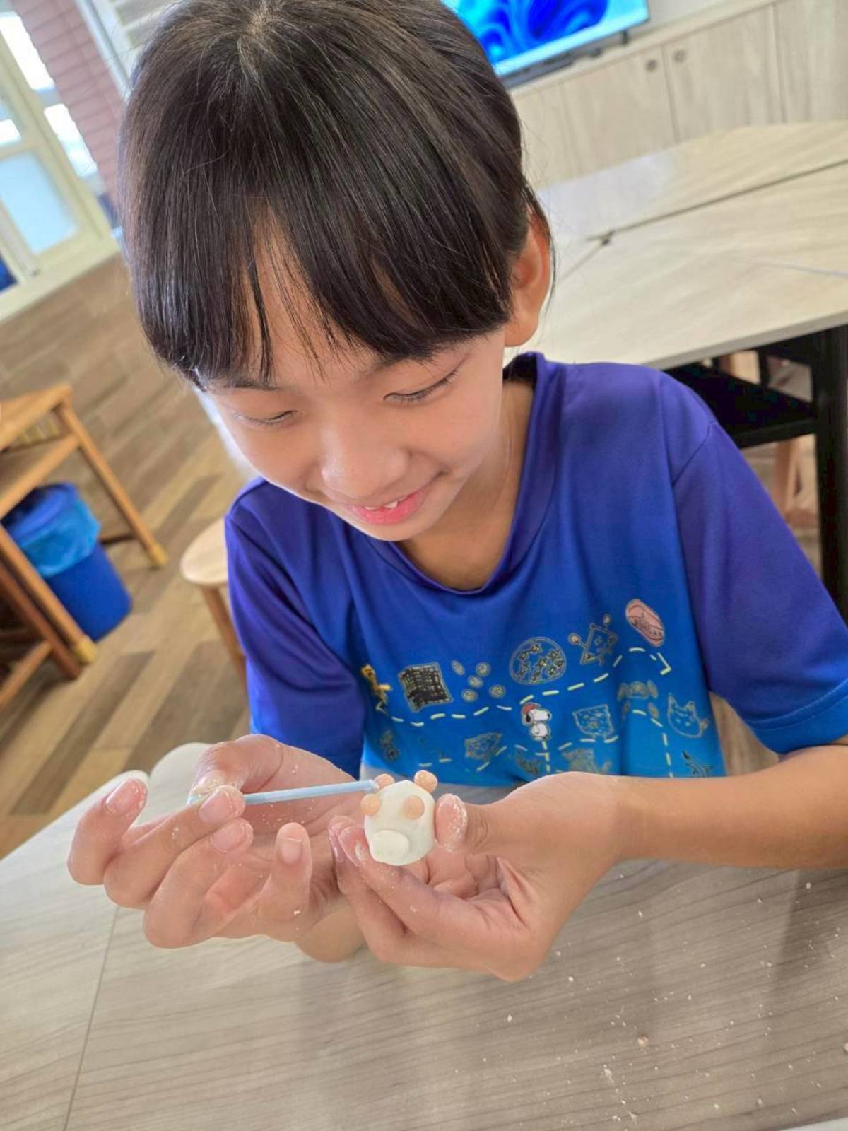 學生發揮創意，動手捏製動物造型的湯圓