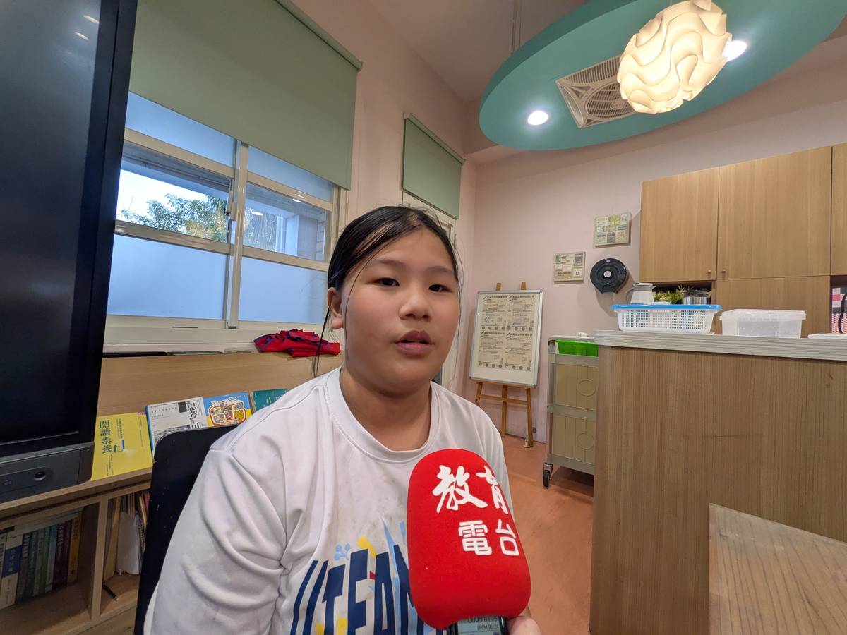 學生鍾絜甯表示，第一次聽到冬至手做「雞母狗仔」，覺得十分有趣

