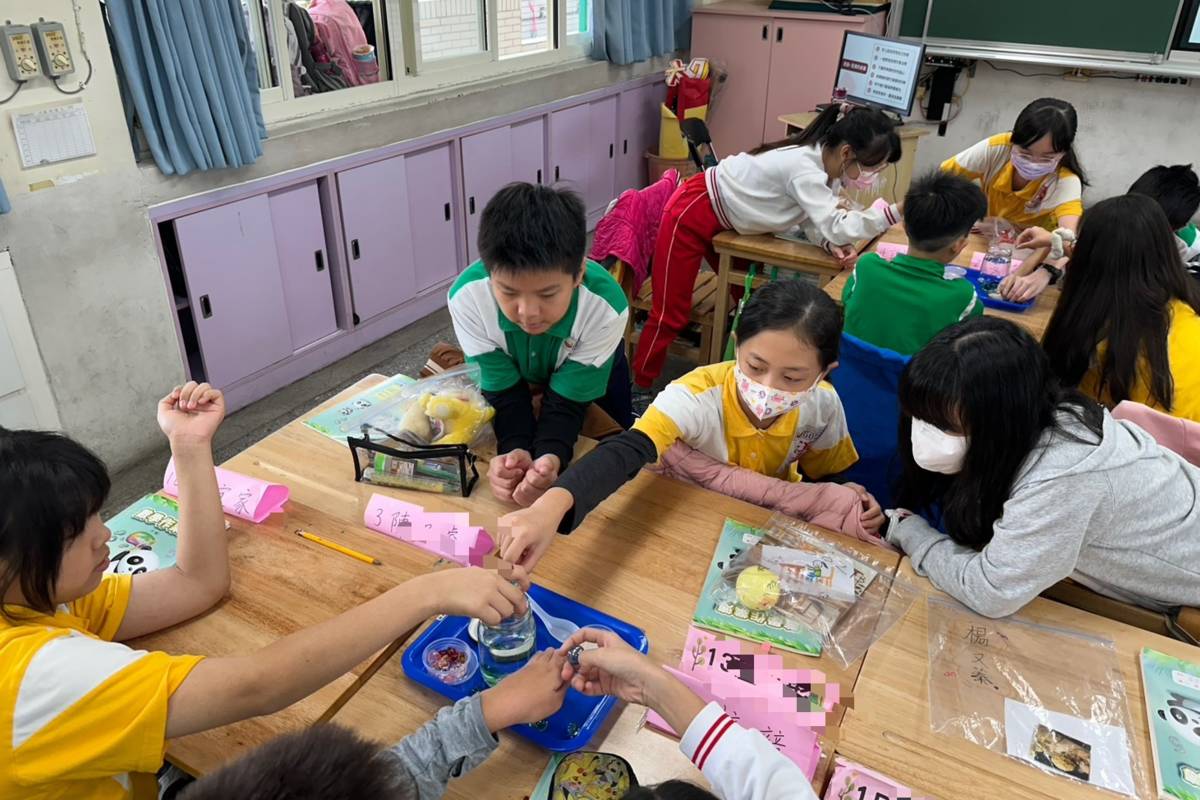 邊聽老師的故事邊製作心智罐。