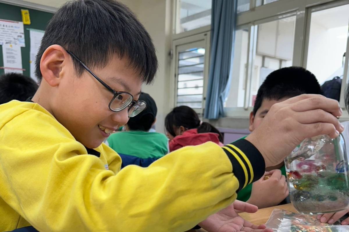 藉由觀察心智罐練習專注。