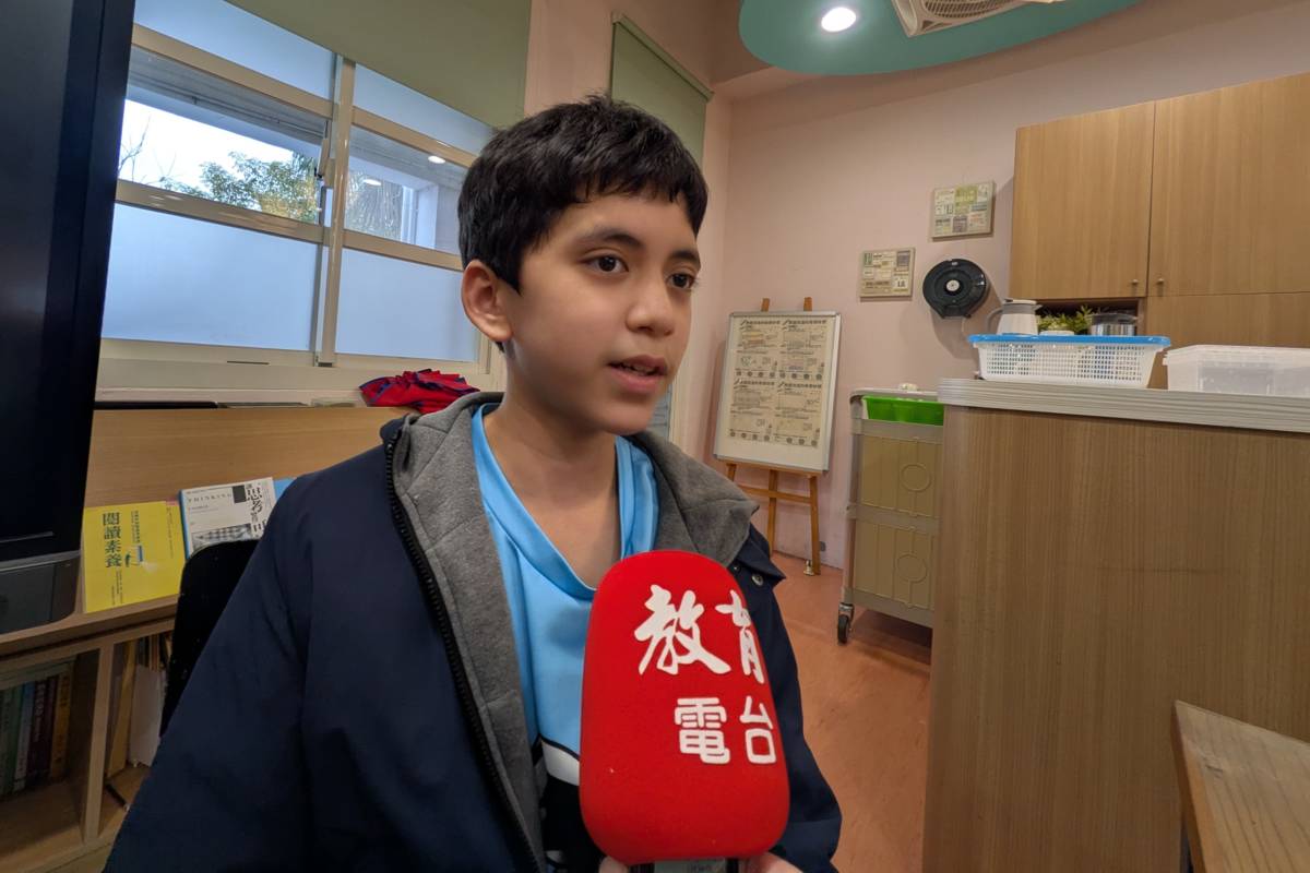 學生高恩睿表示，「雞母狗仔」不同於以往搓湯圓的經驗，比想像中簡單