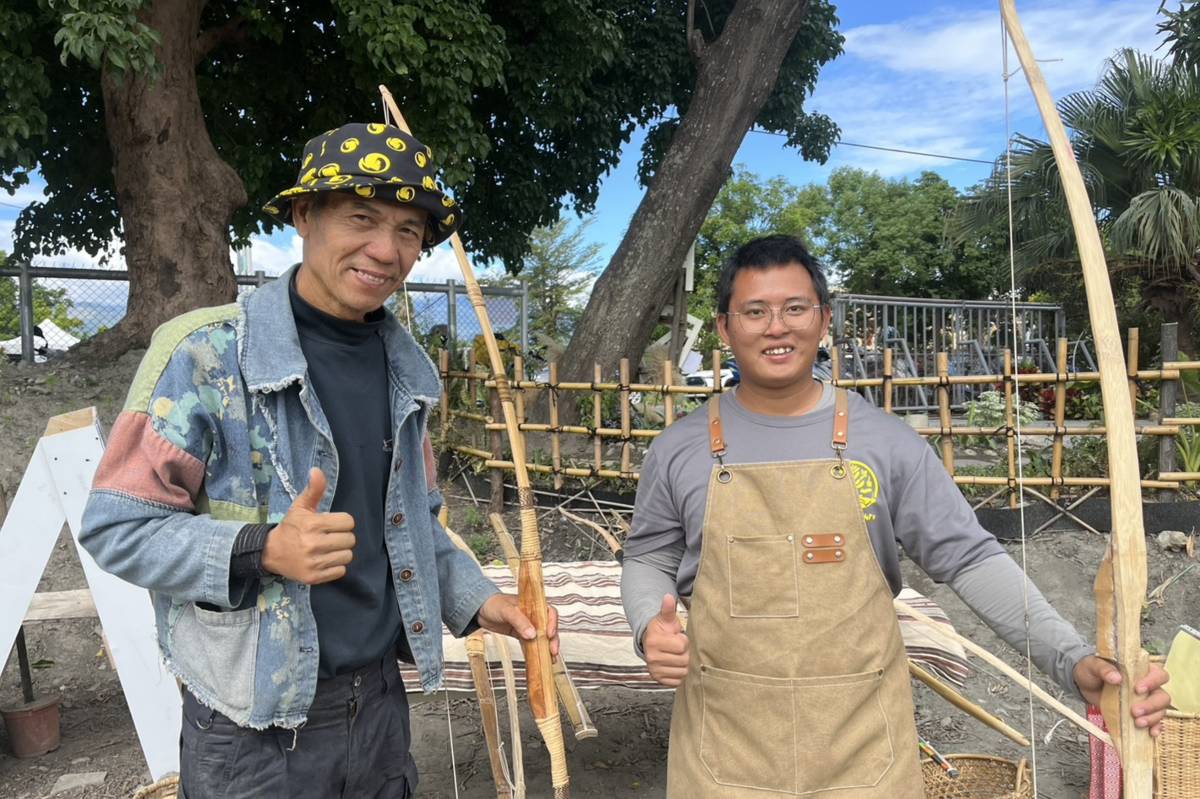 國立臺東專科學校園藝暨景觀科公費班二年級學生劉仟禧（右），對傳統射箭非常有興趣，教他製作弓箭的老師江健福覺得非常欣慰。