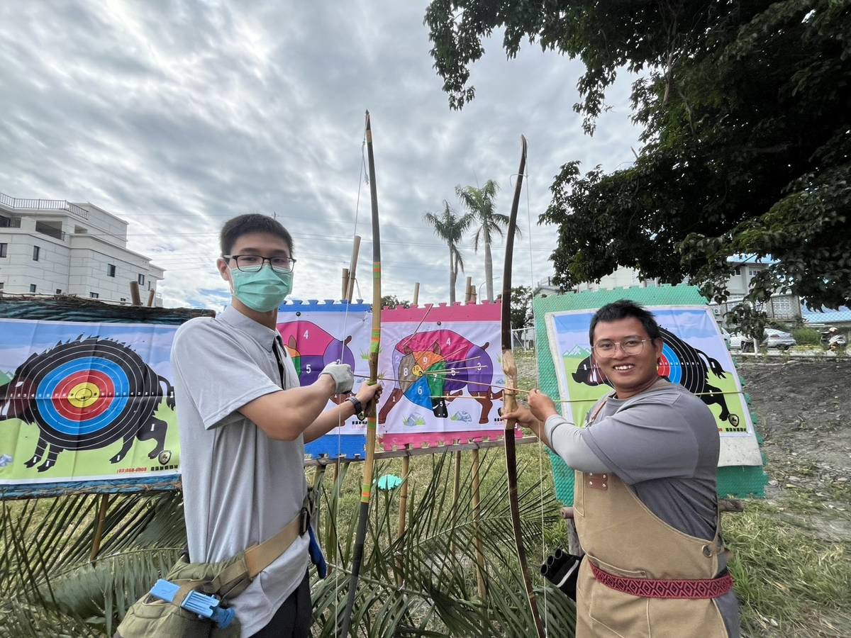 劉仟禧（右）用心推廣傳統射箭