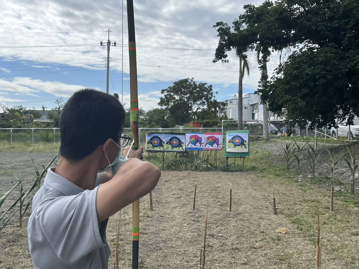 劉仟禧主動布置場地，讓大家體驗傳統射箭的樂趣。