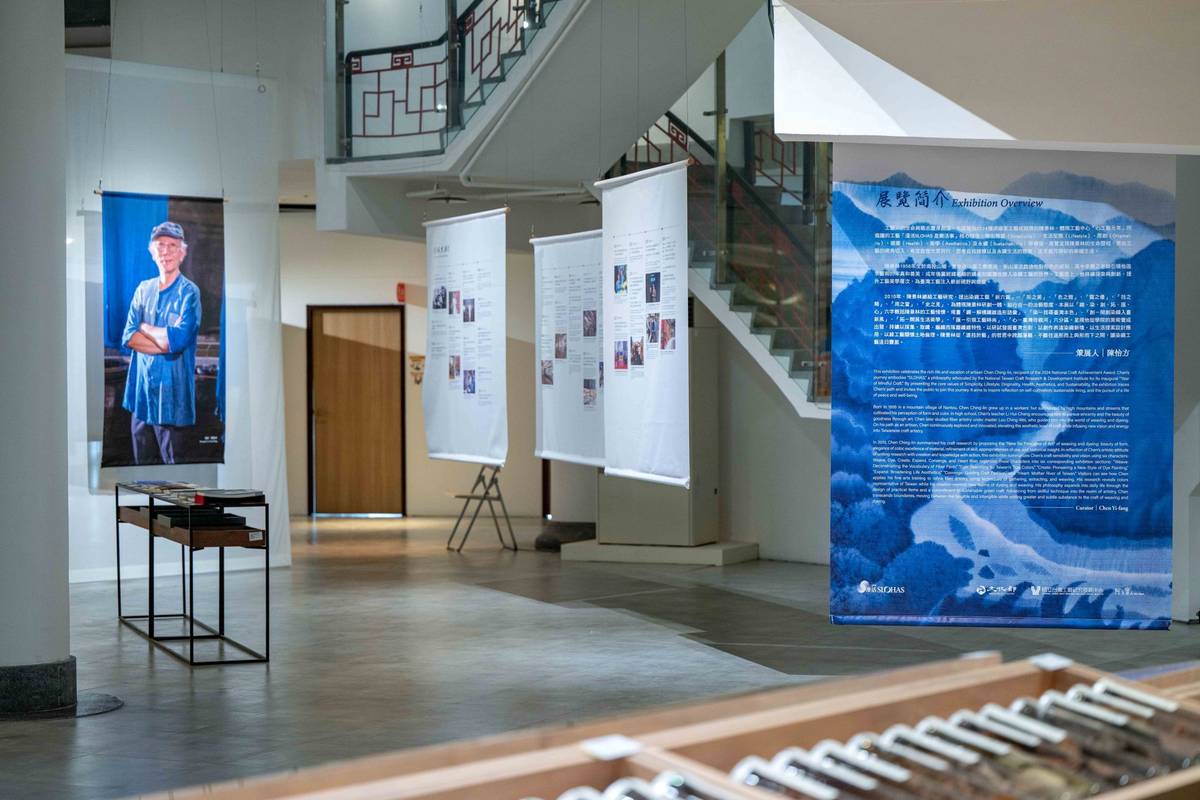 陳景林工藝師以「以針代筆、以染為墨」的理念創作，成為臺灣天然染色與纖維藝術的重要代表 (文化部提供)