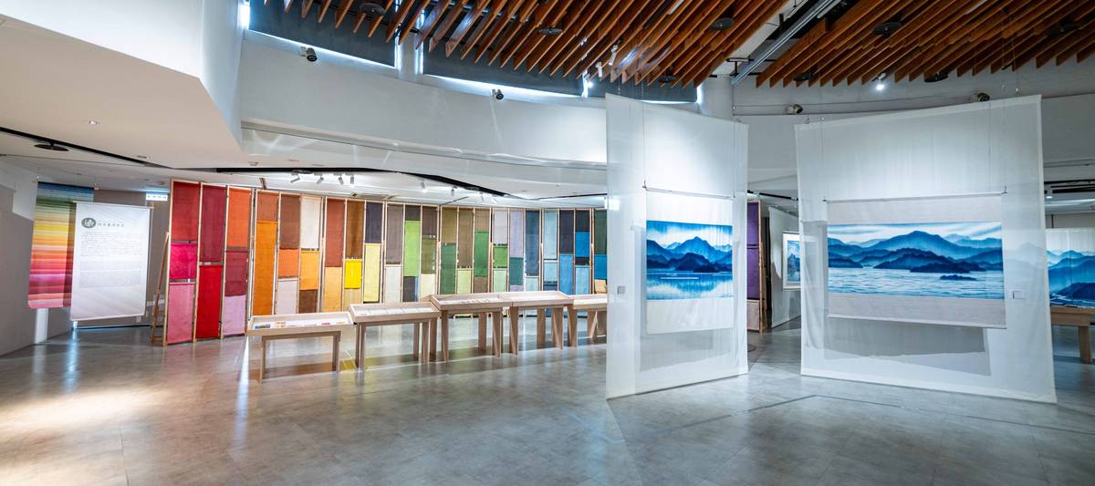 展覽以「織、染、創、拓、匯、心」六大主題串聯，呈現工藝師完整的染織研究與創作脈絡 (文化部提供)