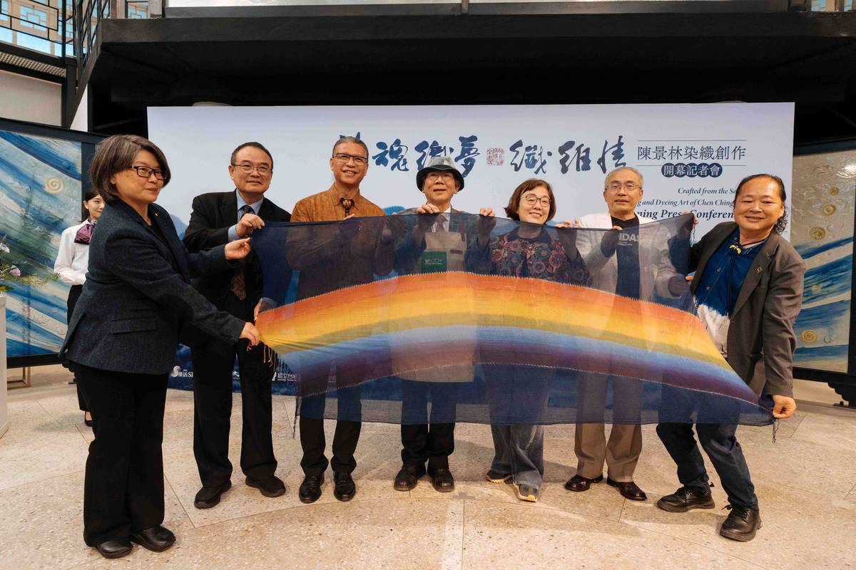 開幕式由（左起）策展人國立東華大學教授陳怡方、國立故宮博物院長蕭宗煌、工藝中心主任陳殿禮、工藝師陳景林、文化部政務次長王時思、文資局長陳濟民及臺灣工藝聯盟總會長葉志誠等人共同揭幕 (文化部提供)