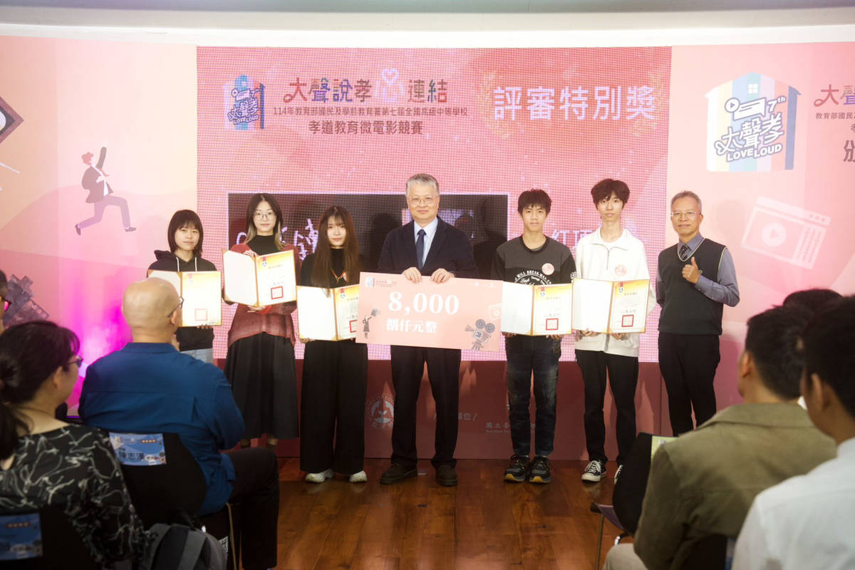 教育部劉國偉次長與評審特別獎學生合影 (教育部提供)