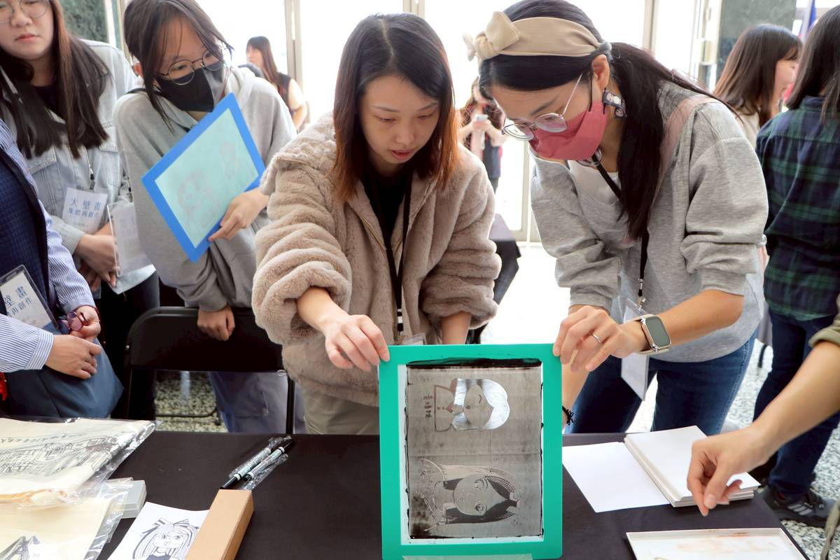 20年前大壁畫的創作者重新繪製作品 (新北市圖提供)