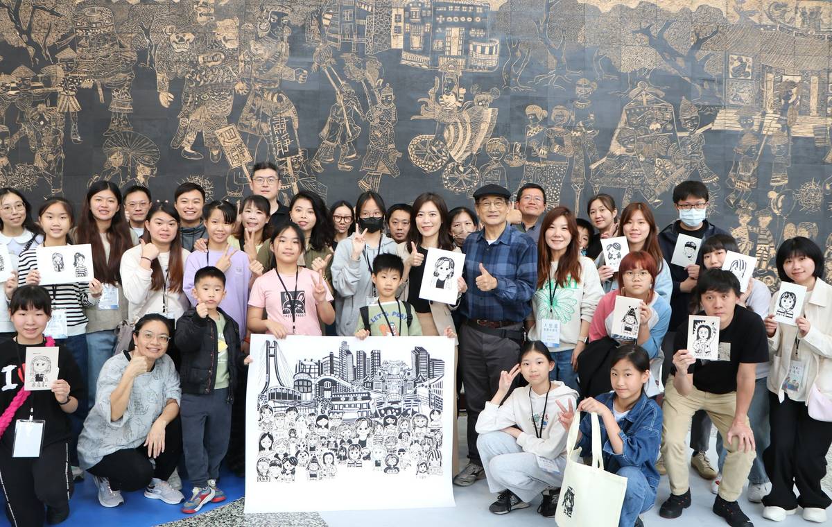 三重分館舉辦圖書館之友回娘家活動，邀請民眾在三重分館最具代表性的入口意象「三重廟會」合影  (新北市圖提供)