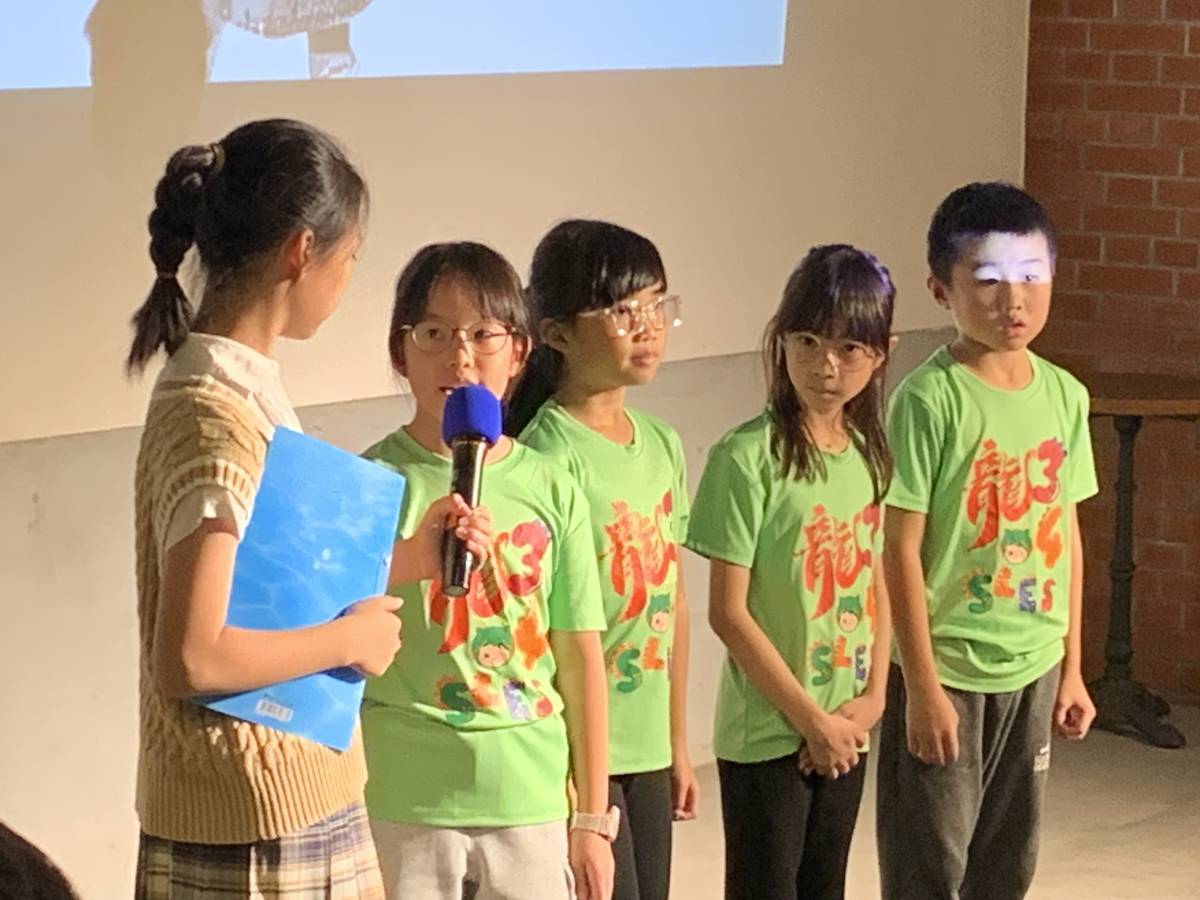 同學們表演與分享繪本內容 (記者攝)