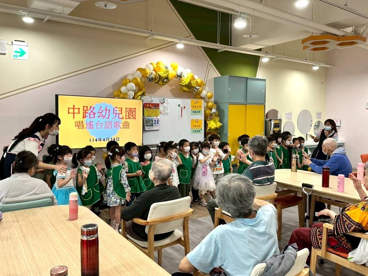 日照中心與長輩一起唱台語歌謠