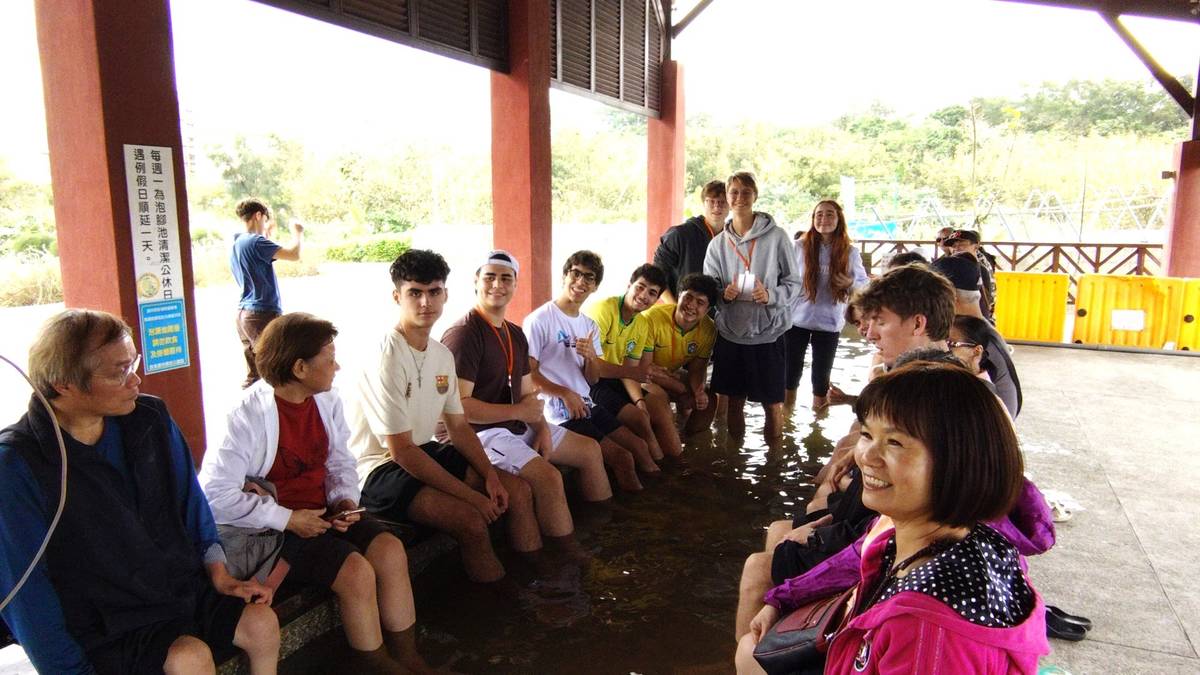 國際學生漫遊金山，與當地民眾在溫泉公園體驗泡腳