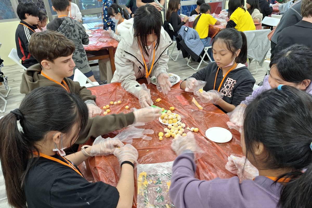 美國國際學生呂伊萊(左排第2位)在金山區學生的教學及示範下體驗手作芋圓