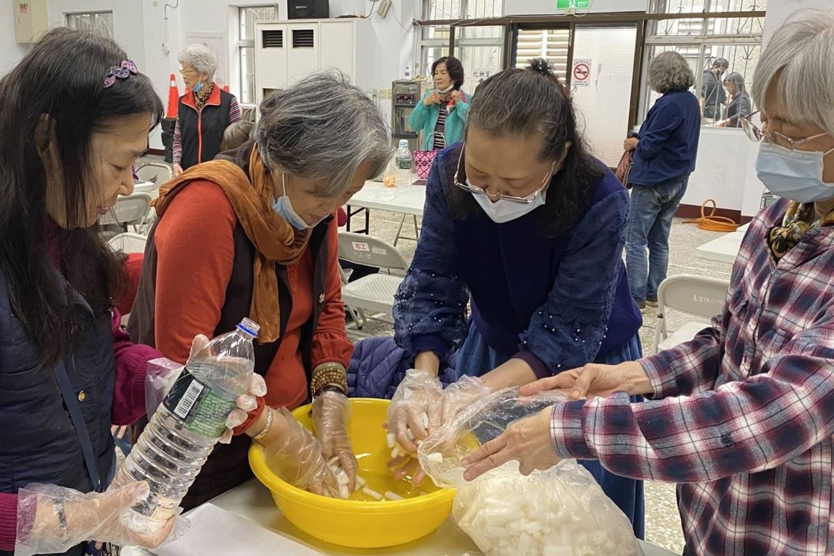 學員製作醃蘿蔔