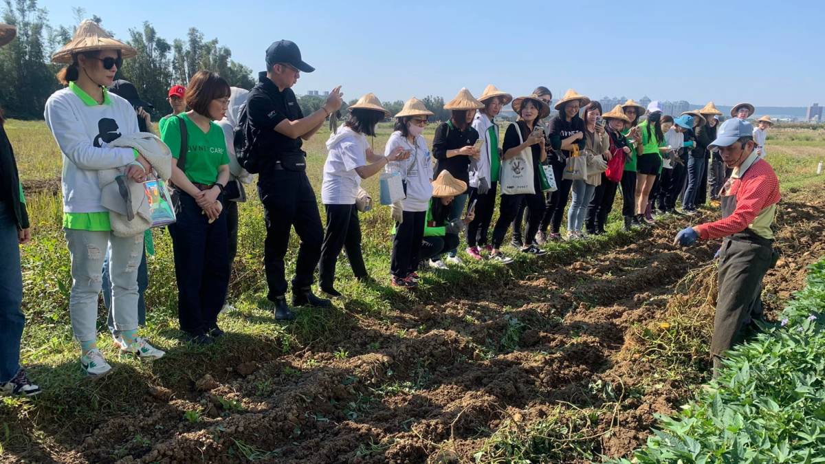 常有不同團體來體驗農田樂及進行食農教育(照片由快樂農場提供)