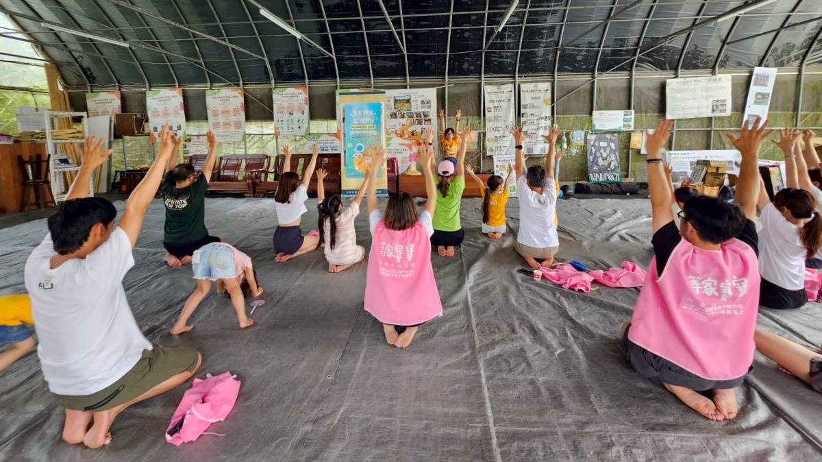 不種房子的農田還可以進行紓壓課程，例如瑜珈，對忙碌及高壓的現代人來說，在農田裡做瑜珈真的很放鬆(照片由快樂農場提供)