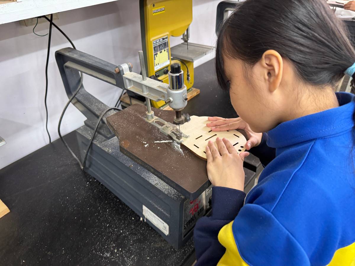 新北中山國小創客社團參訪江翠國中 體驗不倒翁撲滿實作