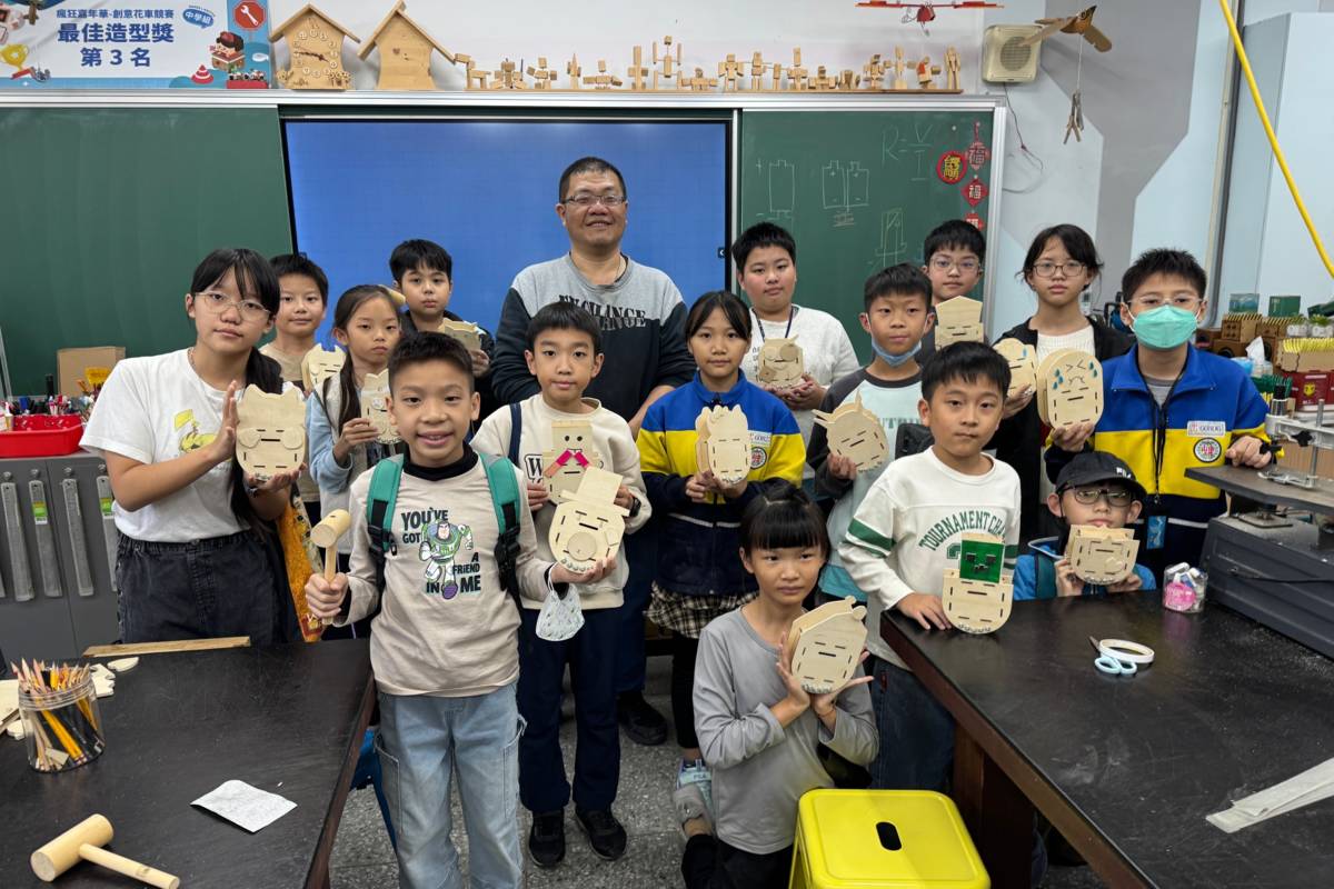 新北中山國小創客社團參訪江翠國中 體驗不倒翁撲滿實作