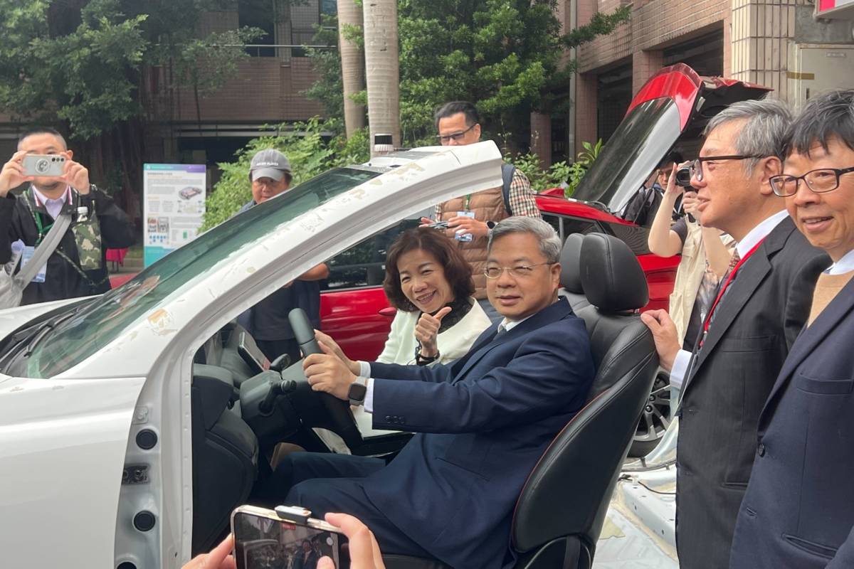 教育部楊玉惠司長與經濟部龔明鑫部長試乘鴻華先進捐贈的電動車(教育部提供)