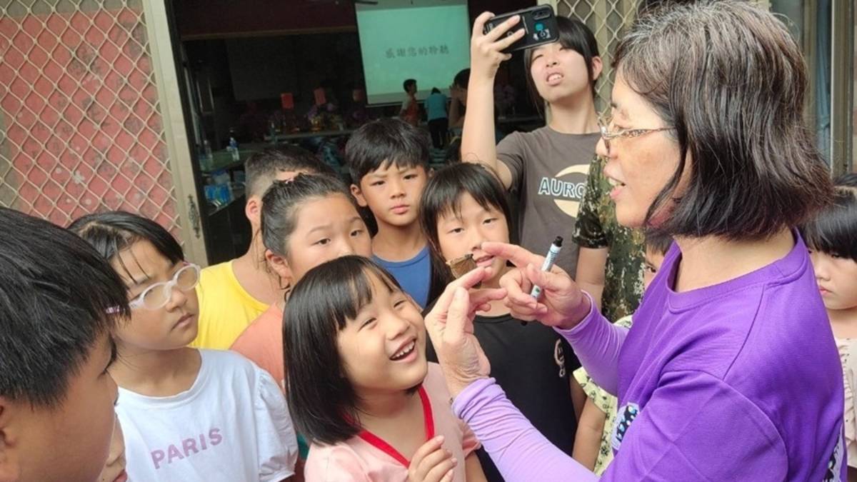 老師陪著孩子蹲下來，看一隻蝴蝶、聽孩子提問、觀察他們的反應。