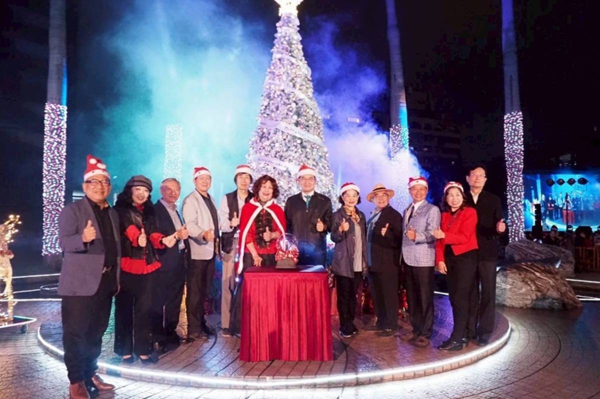 劉昭惠董事長、許永昌校長、董事及家長會長等貴賓上台點燈.