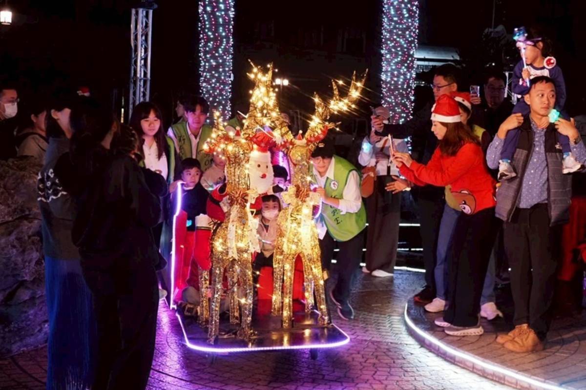 聖誕老公公、聖誕精靈及小天使們，帶領麋鹿雪橇進場.