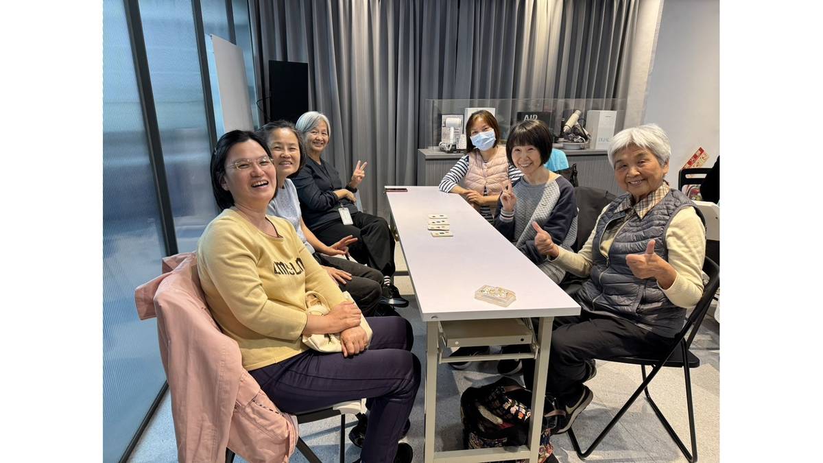 內湖區開「大腦回春公益課」，學員完成主題遊戲卡牌後，開心的合照