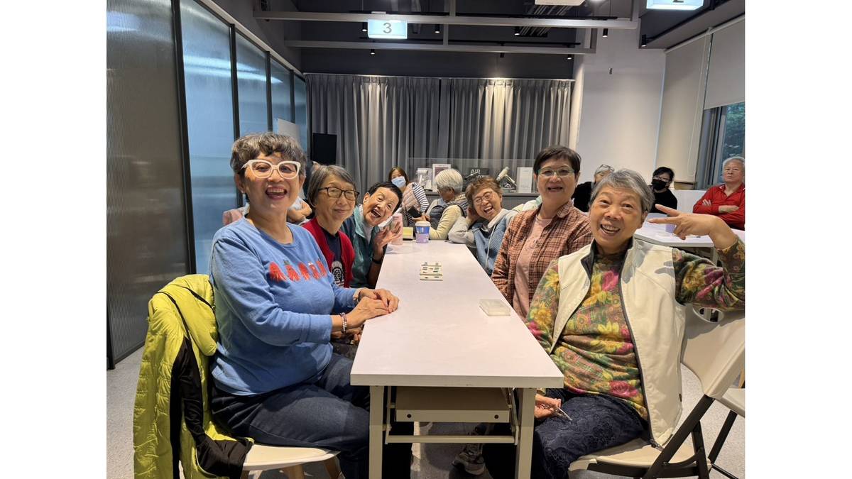 內湖區開「大腦回春公益課」，學員完成主題遊戲卡牌後，開心的合照