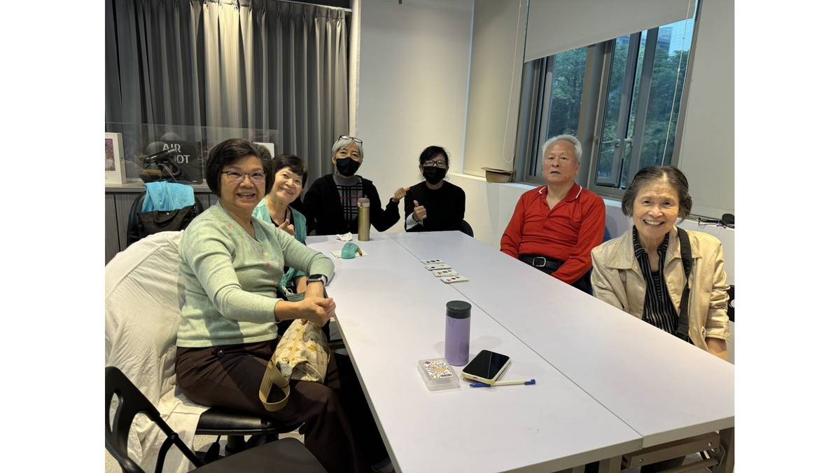 內湖區開「大腦回春公益課」，學員完成主題遊戲卡牌後，開心的合照