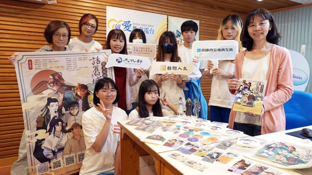 海青工商師生與繪本、文創商品。
