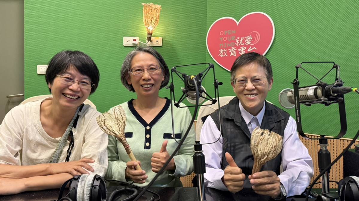 台中霧峰五福國小賴如足校長、工藝中心美推組張萍蘭副研究員、臺中市私立惠明盲校揭金鳳老師，分享工藝入校計畫，如何引導學生透過雙手體驗工藝美學。