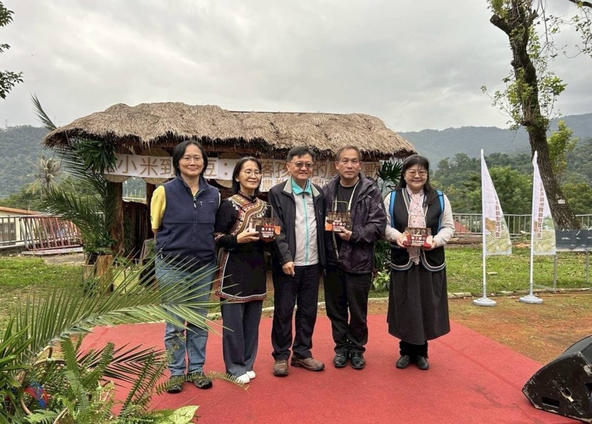 農業部花蓮區農業改良場在花蓮縣卓溪鄉與太平、卓清及卓樂國小共同辦理「從小米到豆豆：部落孩子的豐收歌」食農教育推動成果活動。