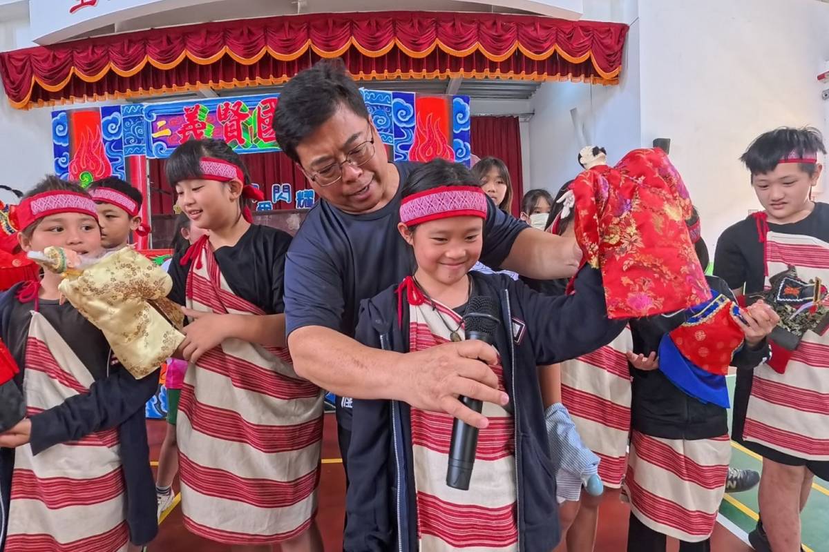 113學年校際交流-象鼻國小原民學生操作戲偶