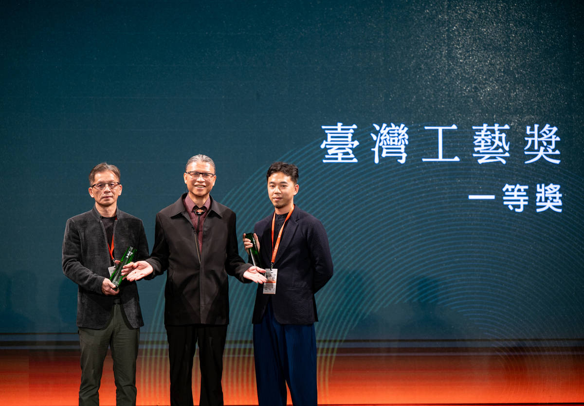 工藝中心主任陳殿禮（中）頒贈臺灣工藝創作獎一等獎予兩位得獎者紅琉璃有限公司（左）與謝承達（右）。(文化部提供)
