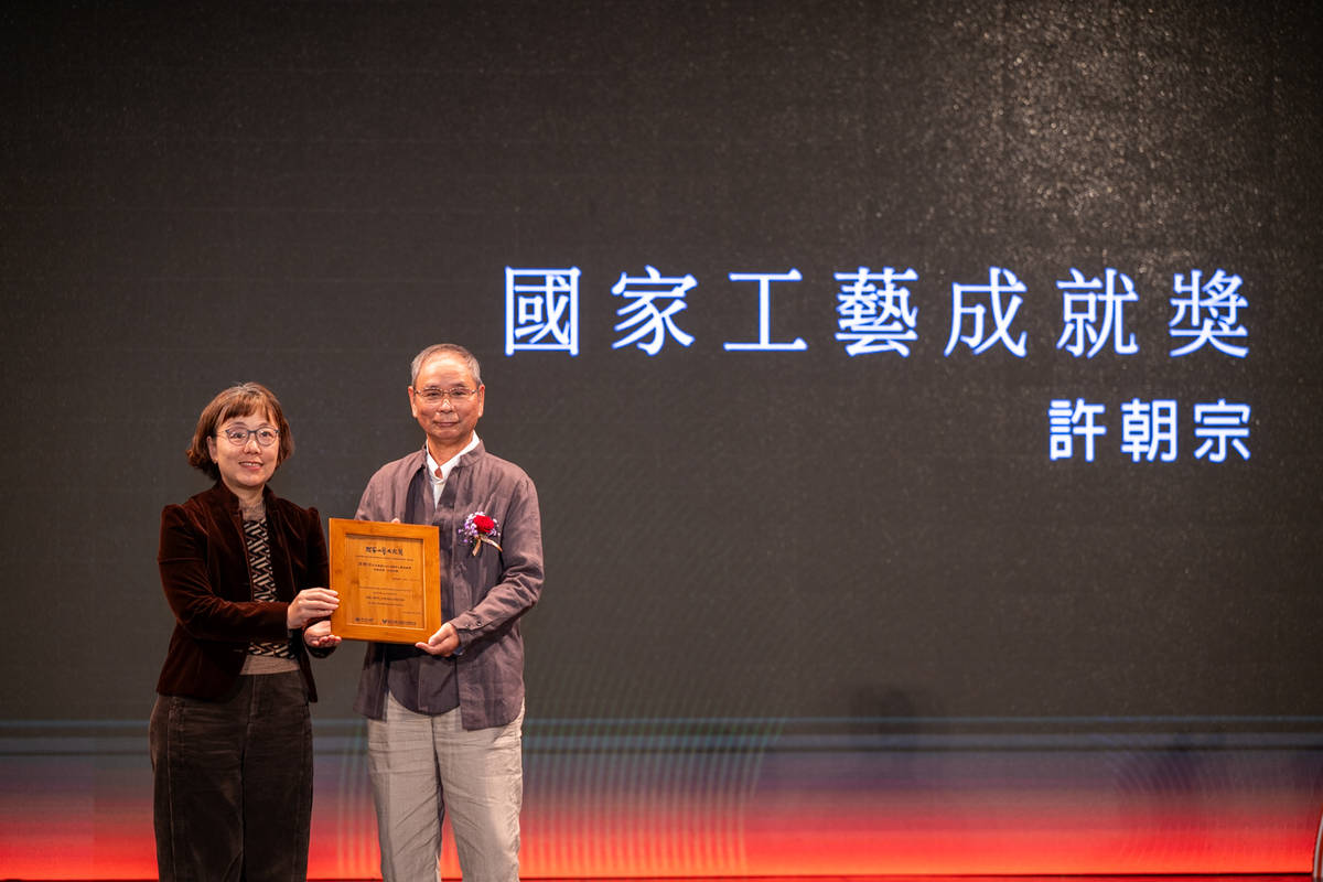 文化部政務次長王時思（左）頒贈國家工藝成就獎獎座予得獎者許朝宗藝師（右），肯定其在臺灣工藝領域的卓越貢獻。(文化部提供)