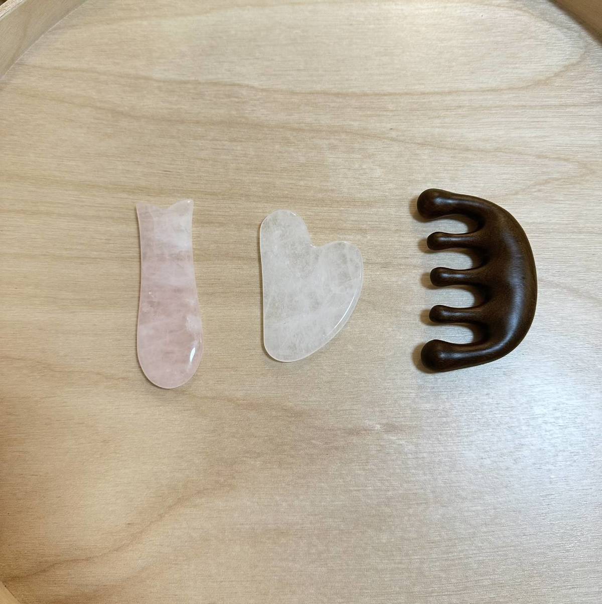 左一、左二刮痧板、右一頭皮經絡梳