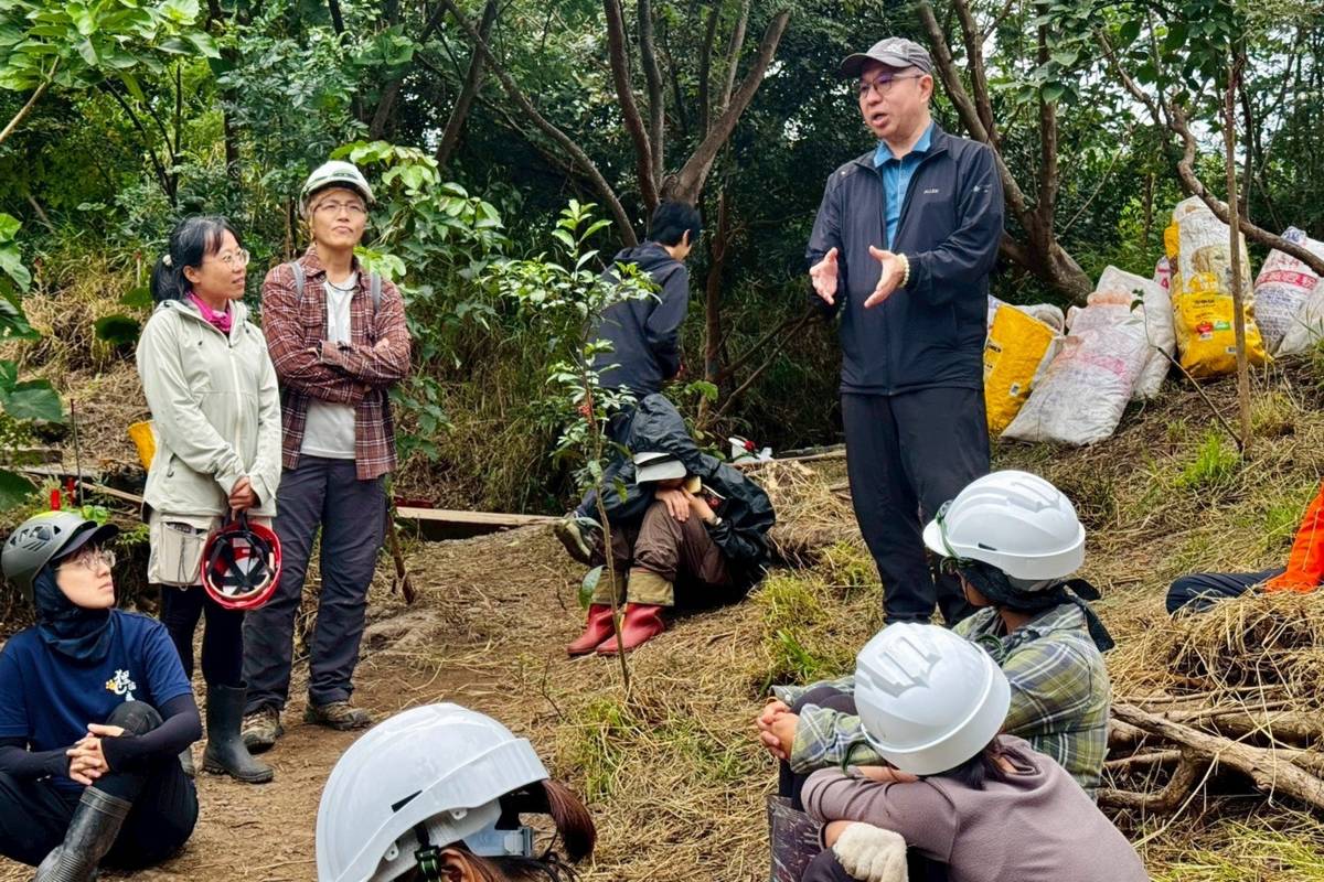 林業及自然保育署臺東分署長吳昌祐（右邊站立者）表示，期盼手作步道工作坊在臺東地區能夠長期地進行，讓更多民眾從認識到認同，將其核心價值落地生根。