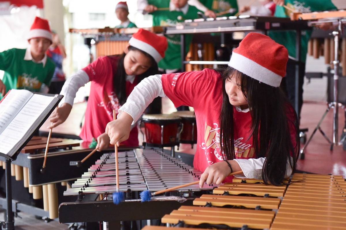 打擊樂團以鐵琴、馬林巴琴交織出精采動人的樂音