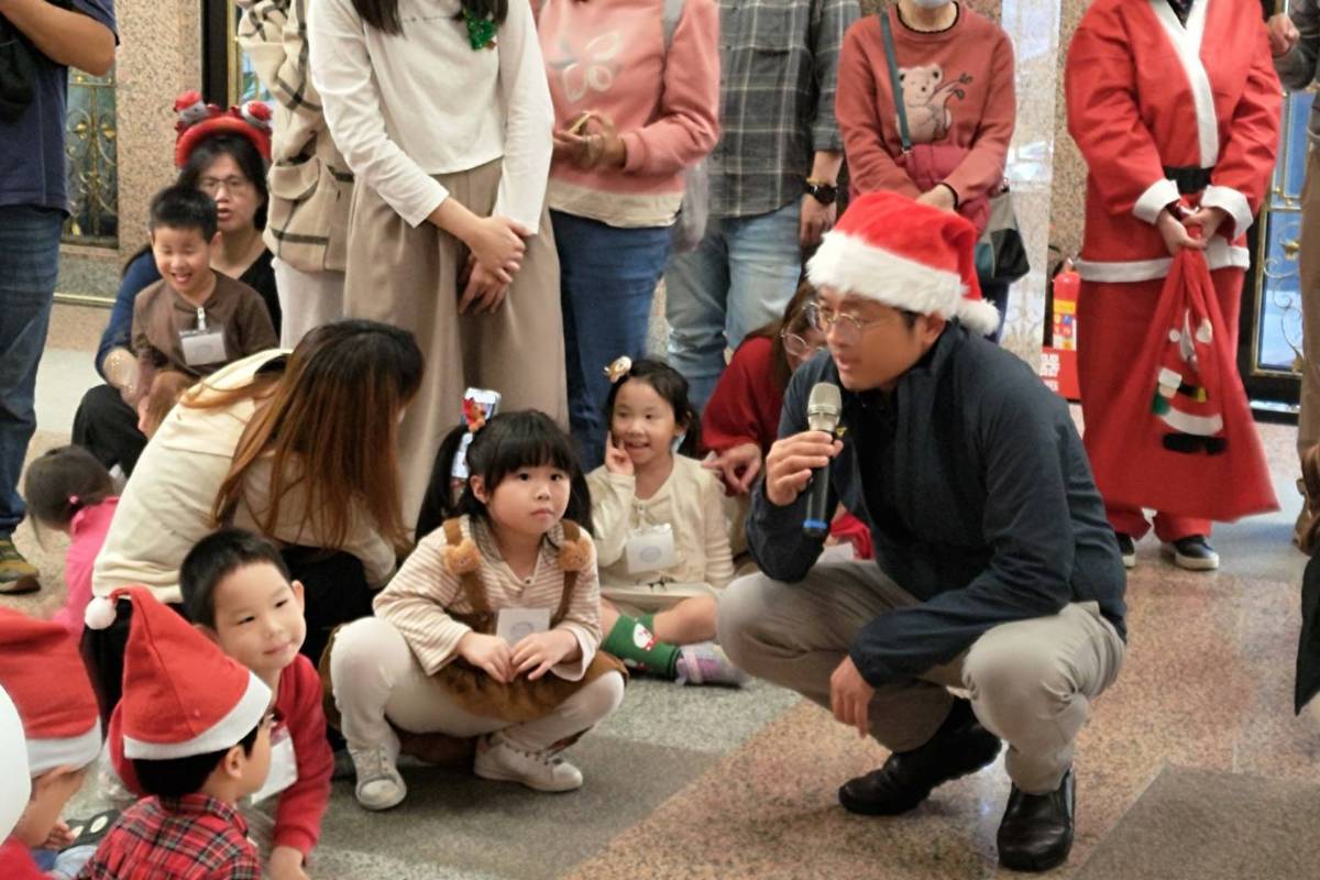 教育部主任秘書林伯樵傳授小朋友拿禮物秘訣