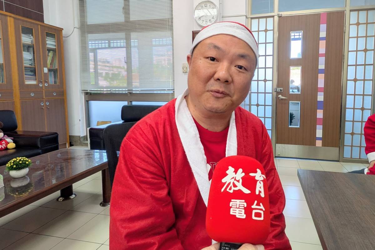 志工家長陳星宇化身聖誕老公公，滿足孩子的心願