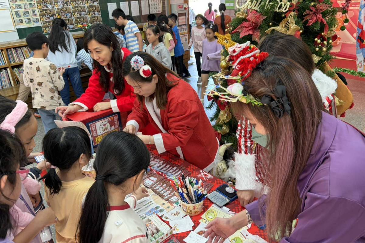 學校家長會準備滿滿的聖誕禮物