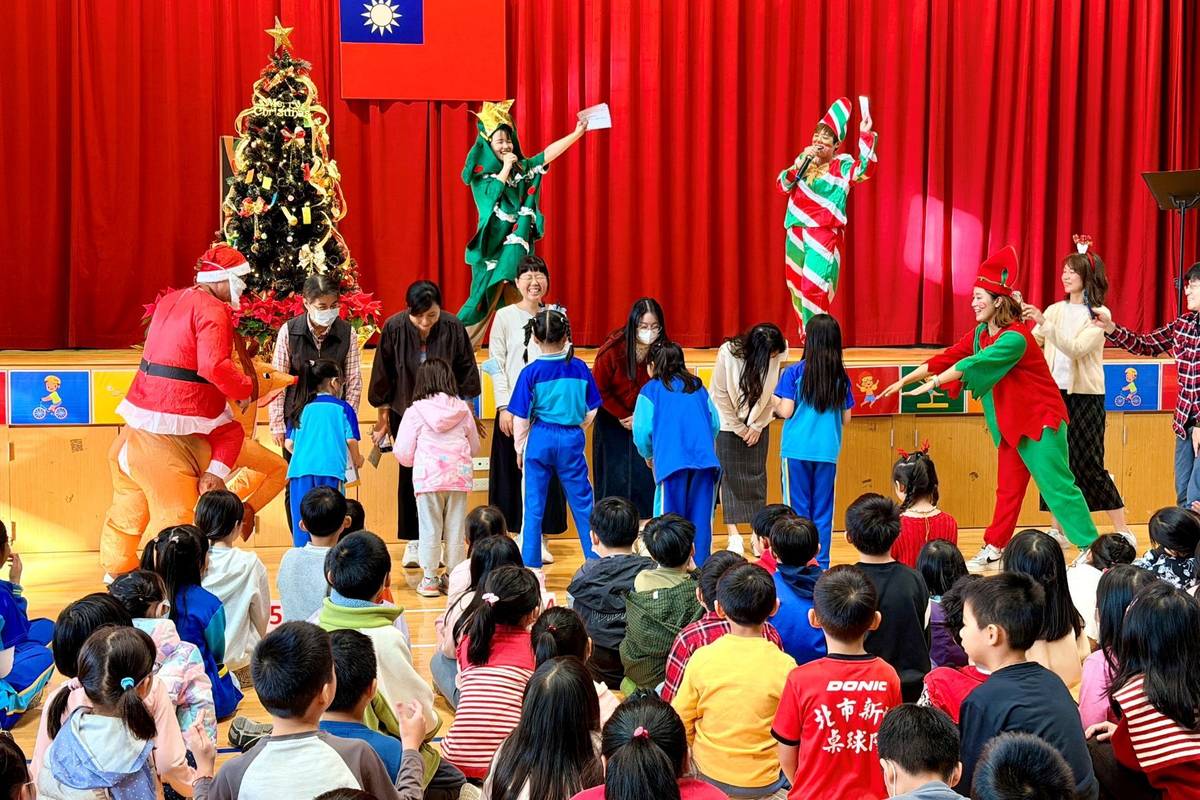 學生親自為老師頒獎，將「謝謝老師」化為實際行動，對老師傳達最誠摯的謝意。