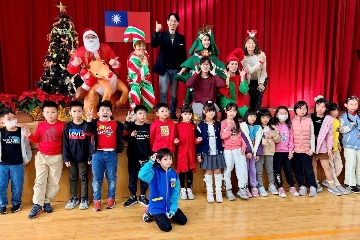 臺北市新和國小歡慶聖誕節，舉辦「魔法點亮聖誕樹」活動
