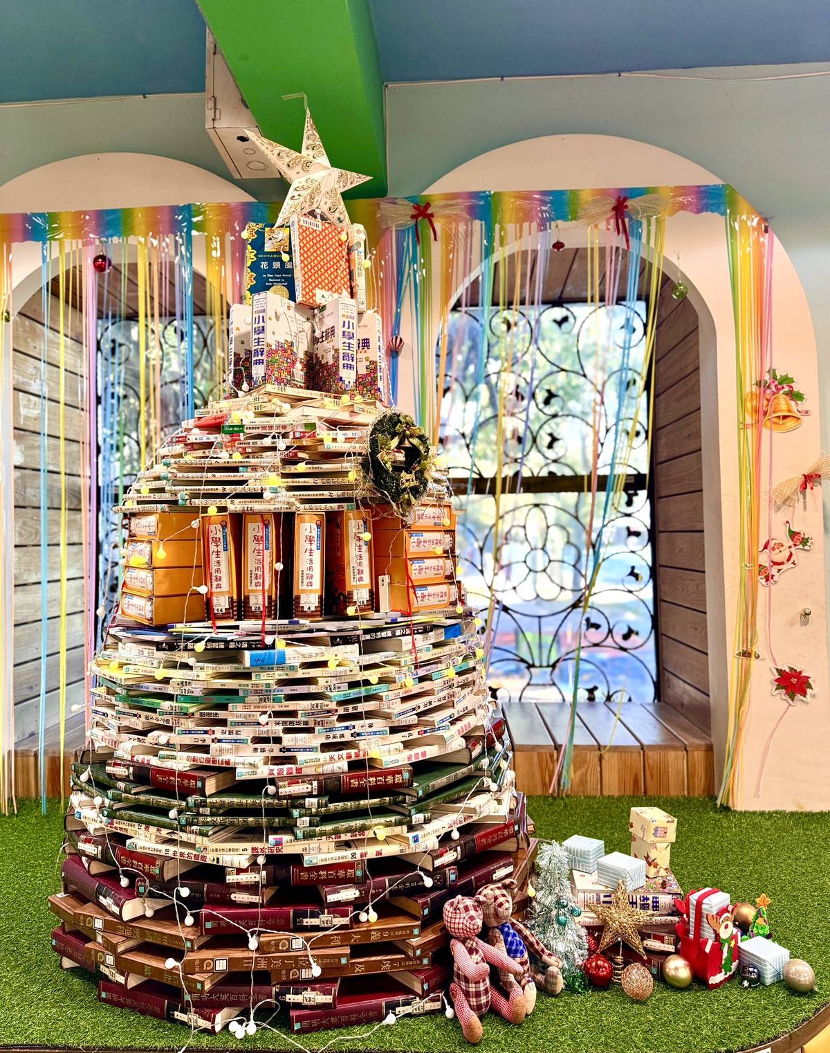 圖書志工用書本堆疊出一棵獨一無二的書本聖誕樹