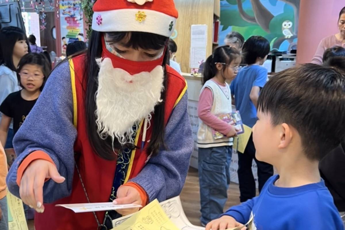 志工變裝協助學生闖關