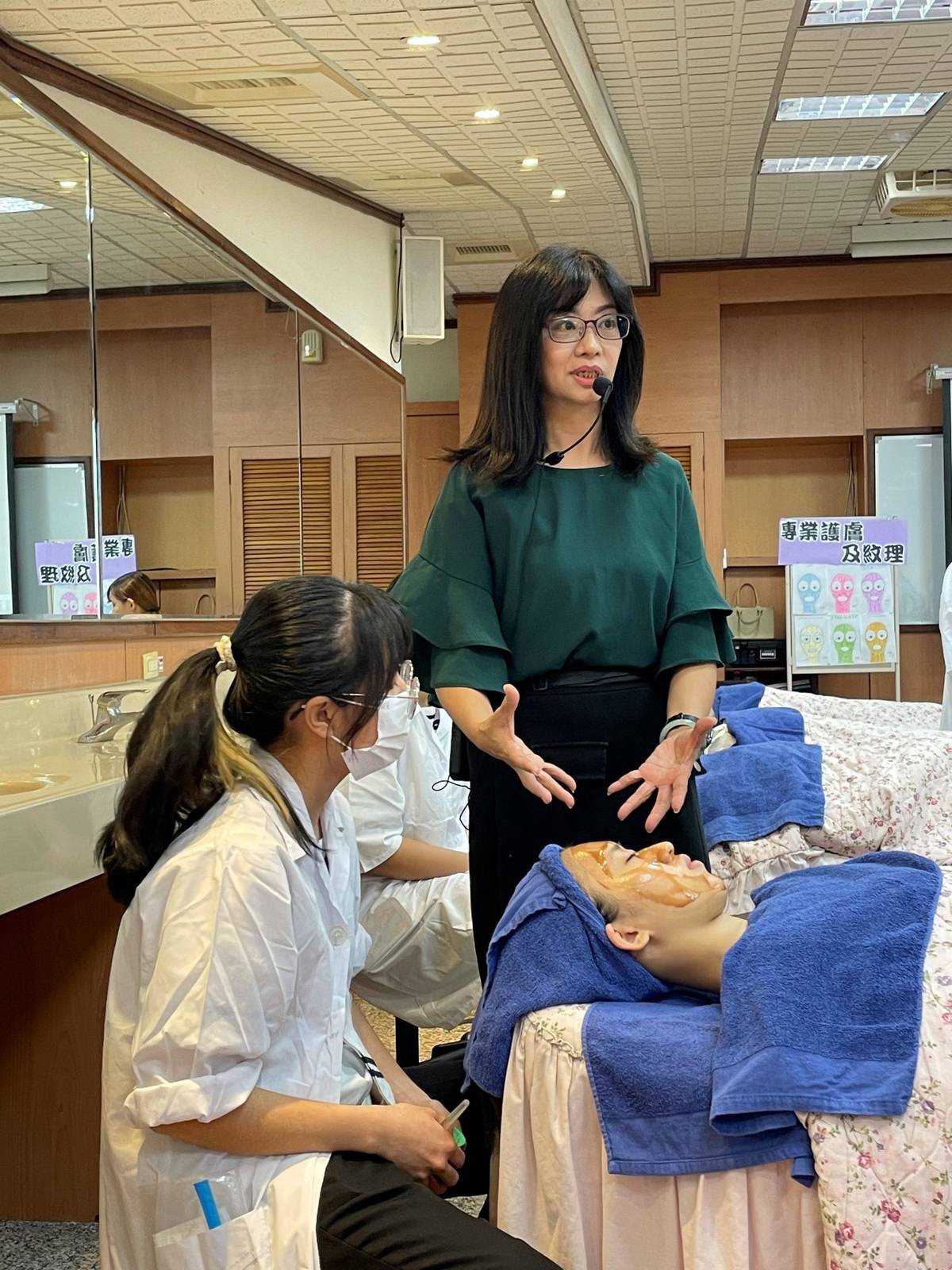 美容美體實務課程，教師引領學生做中學（達德商工）