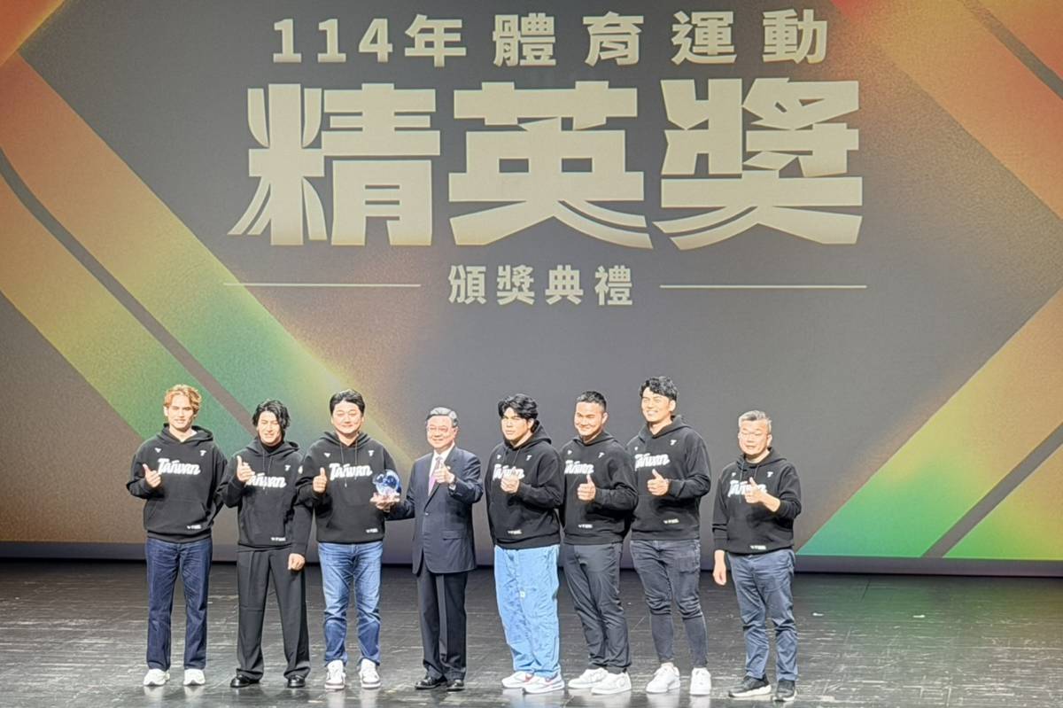 行政院卓榮泰院長頒發特別獎予12強棒球賽中華代表隊。(記者蘇瑞雯拍攝)
