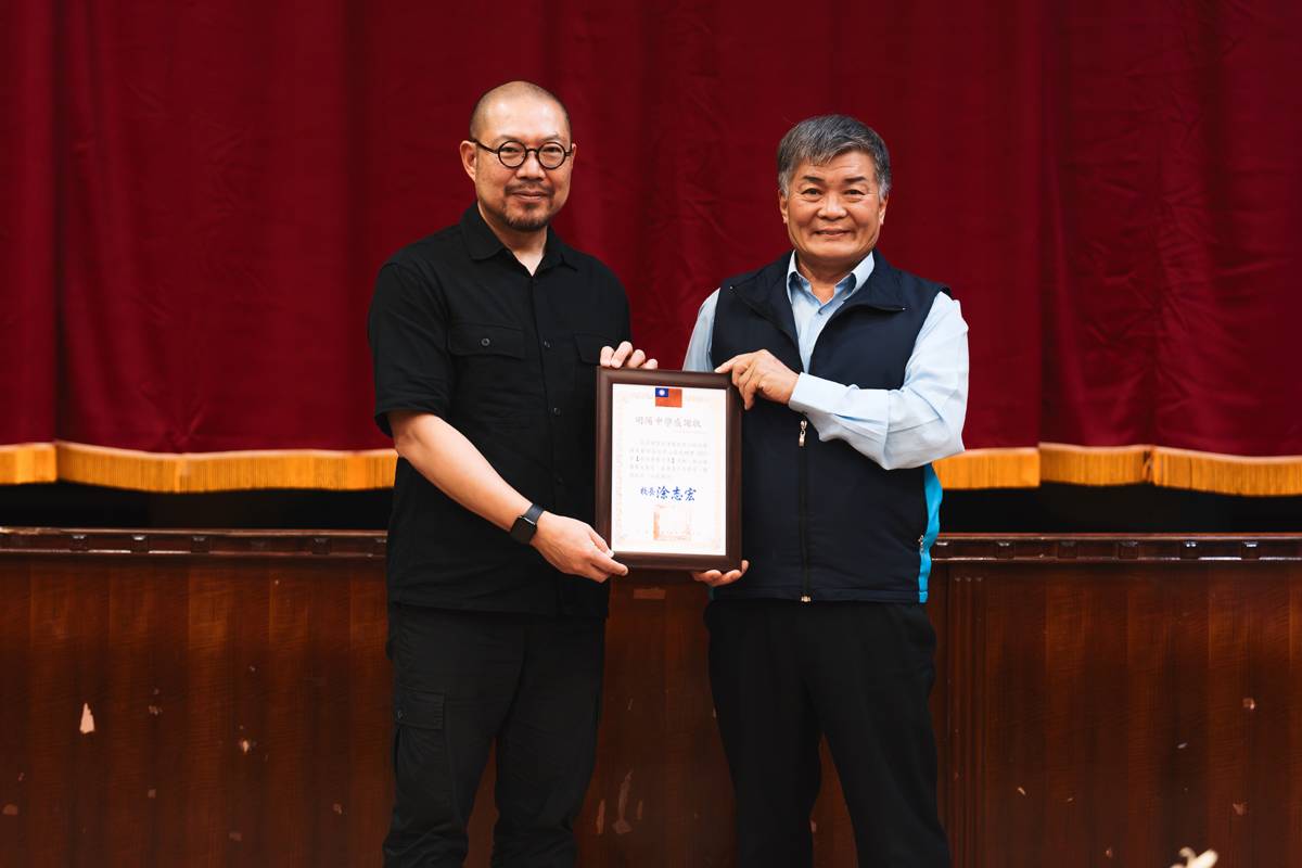 衛武營藝術總監簡文彬(左)與明陽中學涂志宏校長(右)合照。(衛武營提供)