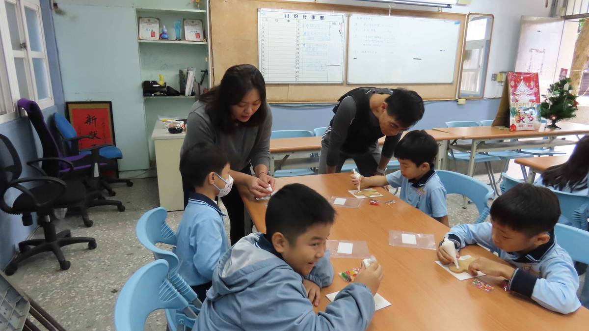 學生在老師的陪伴下，製作薑餅人